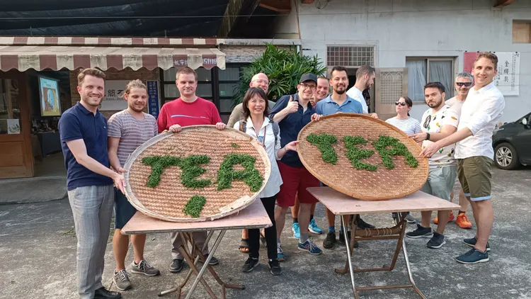 旅客可親臨茶園參與導覽，感受大地的芬芳與農村的寧靜。礁溪晶泉丰旅提供