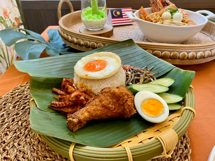 馬來西亞主廚推出炸雞椰香飯等新餐點。莊偉祺攝