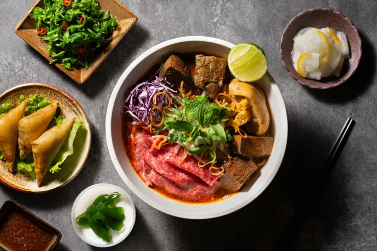 「蕃茄海鮮米線」採用越南米線突顯酸香湯頭。業者提供