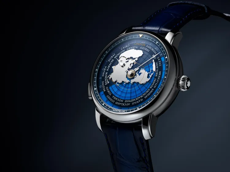 萬寶龍明星傳承系列世界時區「環遊世界 80 天」腕錶，43mm，精鋼錶殼，藍色錶盤，藍色鱷魚皮紋暈染小牛皮錶帶，MB 29.20自動上鍊機械機芯，動力儲存42小時，防水深度50米，全球限量360只，25萬7200元。品牌提供