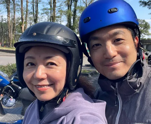 聽老婆的話會發達!蔣萬安與妻回宜蘭娘家合照放閃