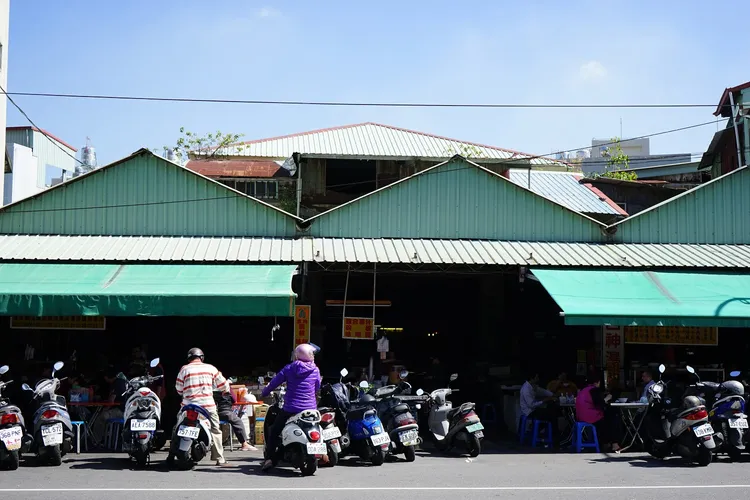 鼓山第二公有市場前小吃攤販頗受民眾喜愛。陳坤毅提供