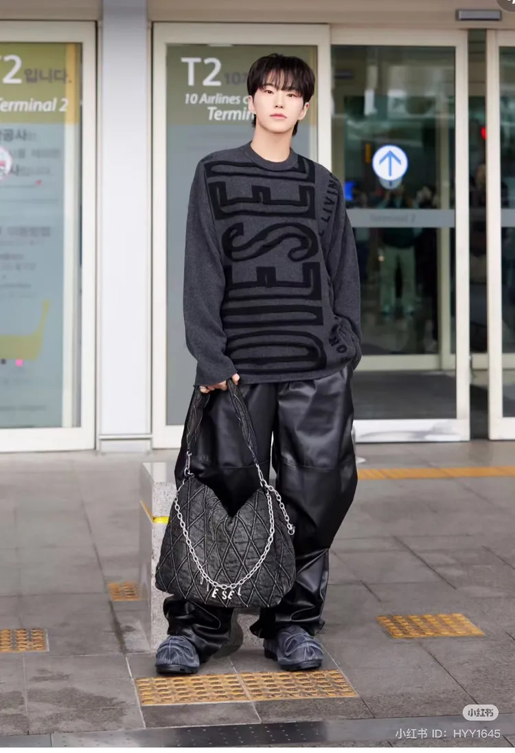 Hoshi搭配Charm-D肩背包。翻攝小紅書