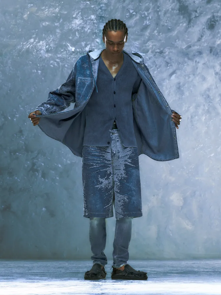 Diesel 2025早春系列持續翻玩丹寧面料。品牌提供