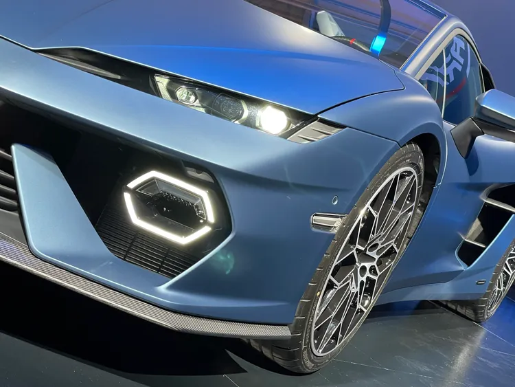 Temerario車頭六角形日行燈設計具有極高的辨識度，並巧妙結合了雷達感測器與空氣導流通道，展現Lamborghini將燈光與空氣動力學融合的創新理念。林浩昇攝