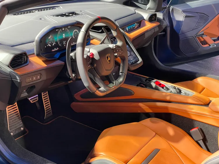 內裝結合數位螢幕與機械式按鈕，呈現獨特的「飛行員互動」體驗，而經典的啟動按鈕與受賽車啟發設計的方向盤，進一步強化了駕駛的沉浸感。林浩昇攝