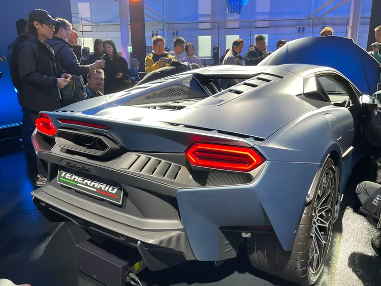 整體外觀設計融合航太元素與肌理輪廓，流暢銳利且富運動感的線條連結全車，並結合空氣力學效益。林浩昇攝