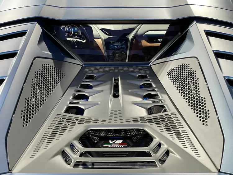 Temerario的動力心臟亦成爲造型重點元素之一，以最直觀的方式展現，突顯純正的中置引擎特質。林浩昇攝