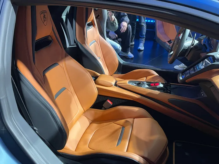 全新電動可調式運動座椅為標配，亦可選配碳纖維運動座椅。林浩昇攝