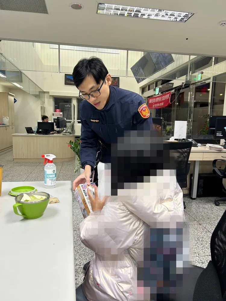 員警於所內細心照料孩童。警方提供
