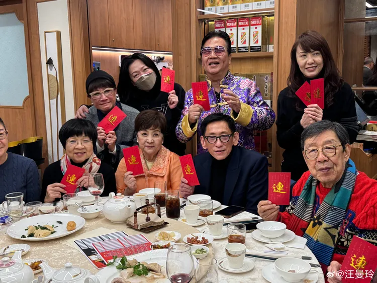 甄珍（前排中）與友人聚餐吃團圓飯。翻攝微博