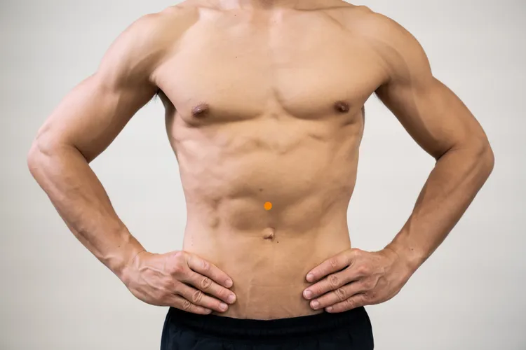 醫師建議，飯後可以熱敷肚臍上方的下脘穴。馬光中醫提供