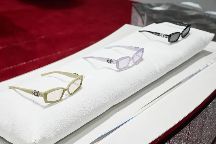 JEWELRY系列將精緻珠寶輕巧點綴於鏡腿上。品牌提供