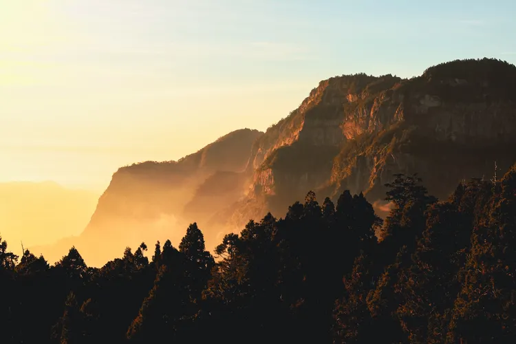 阿里山賓館7樓景觀平台，賓客可以欣賞夕陽美景、遠眺鄒族大塔山。陳耀恩提供