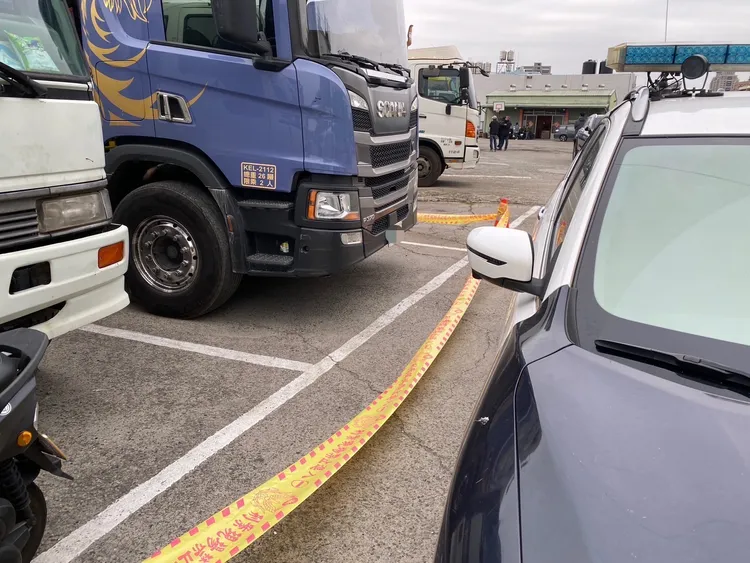 郭男疑在維修大貨車時被車輪壓住慘死。民眾提供