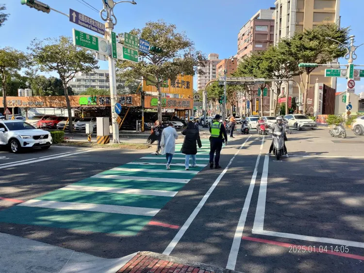 員警及義交協助體育館週邊交通管制疏導及安全維護，人潮均有序離開，秩序良好。警方提供