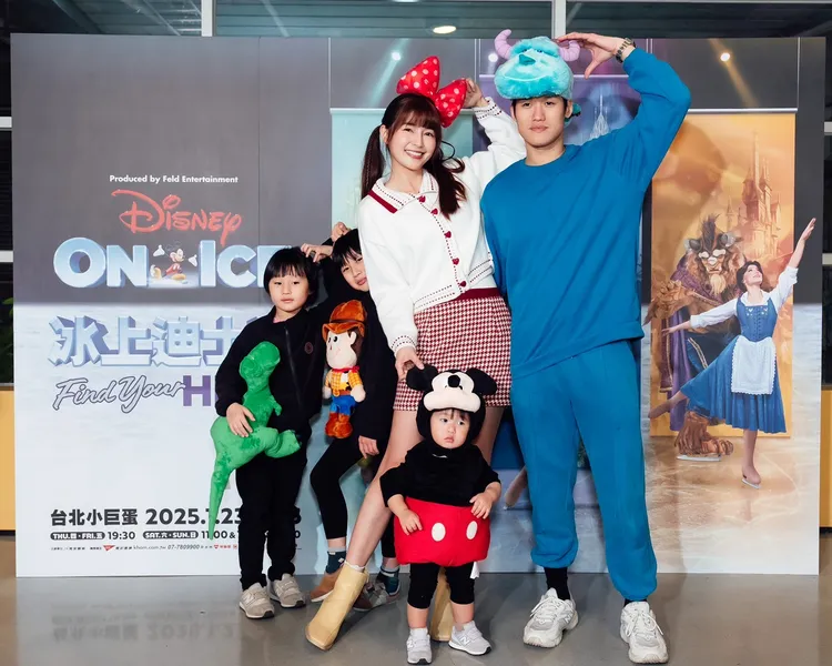 林舒語全家扮成迪士尼角色。寬宏藝術提供