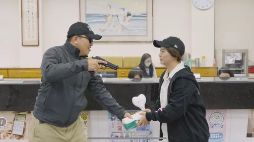 有梗!詐騙被害人、搶匪合唱《我不配》 中市警防搶防詐演練笑中帶淚