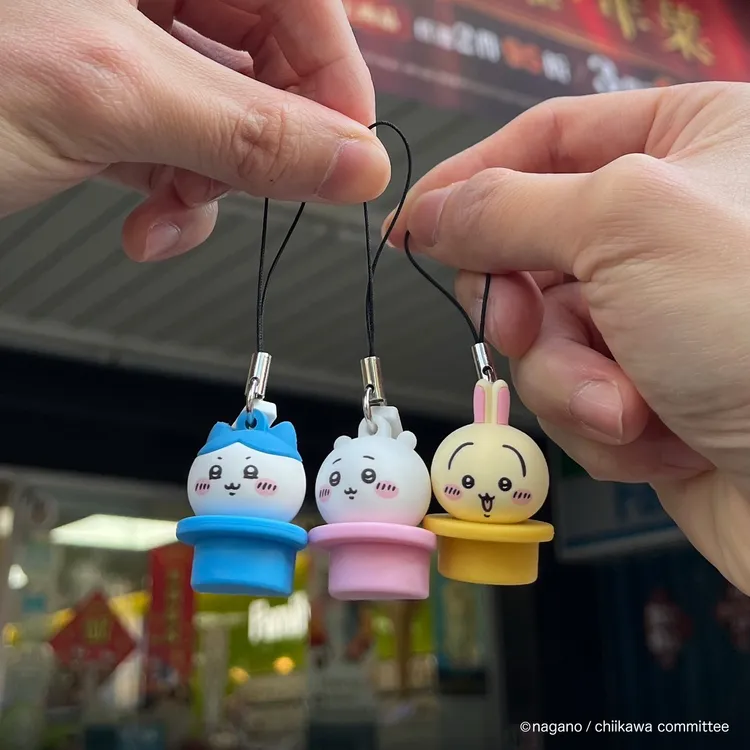 高雄市政府再度攜手全家推出限量版「吉伊卡哇（Chiikawa）」造型杯塞、及聯名杯身杯套。觀光局提供