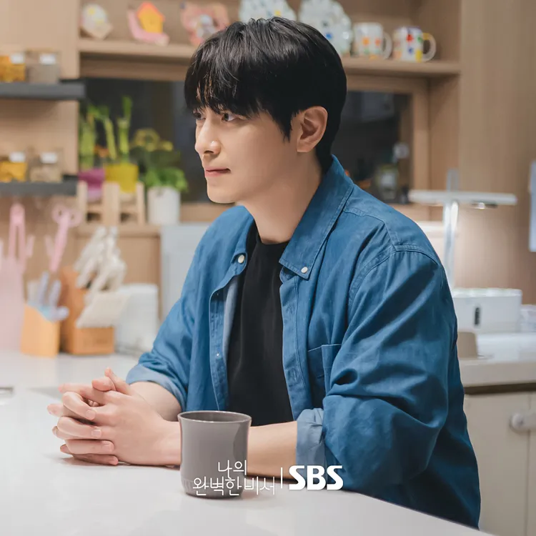 李鍾碩邊追劇邊跟粉絲交流，提到李浚赫把劉海放下來，直呼「浚赫哥好帥」。翻攝SBS