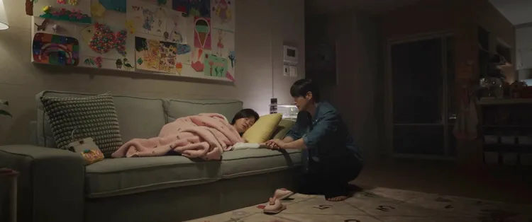李浚赫（右）劇中牽著韓志旼的手共度一夜，李鍾碩入戲留言「突然就睡著了？？」。翻攝Hami Video