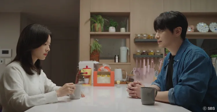 李浚赫（右）劇中親自下廚，邀請韓志旼到家中吃飯。Hami Video提供