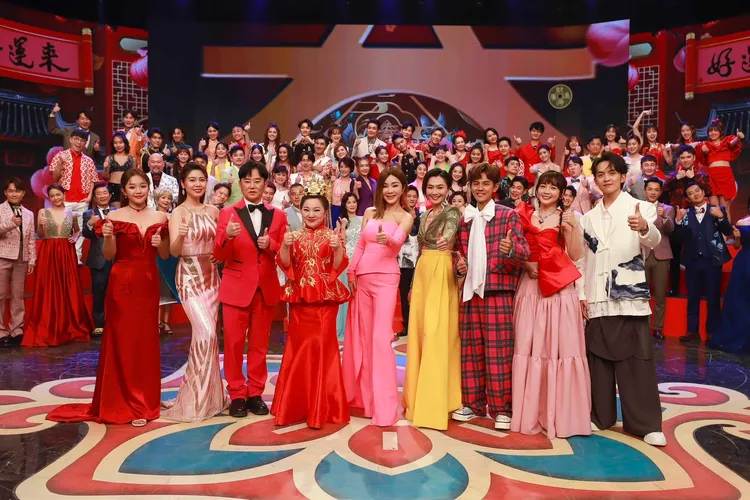 《民視第一發發發》百人齊聚。民視提供