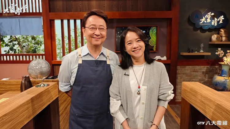 曾寶儀(右)與《大雲時堂》主持人李四端(左)。八大電視提供