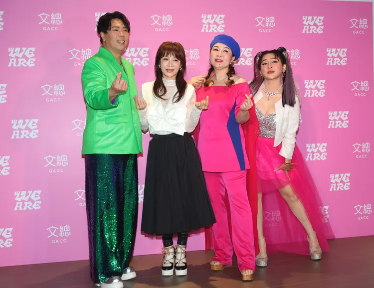 王彩樺（右一）、邵大倫（左一）擔任主持人，張秀卿（右二）、蔡秋鳳（左二）演唱經典組曲。彭欣偉攝