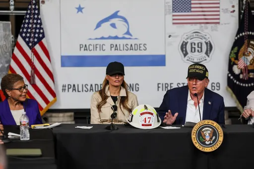 川普巡視洛杉磯災區訓斥首長應變差 將簽行政命令「讓數億加侖水流入」