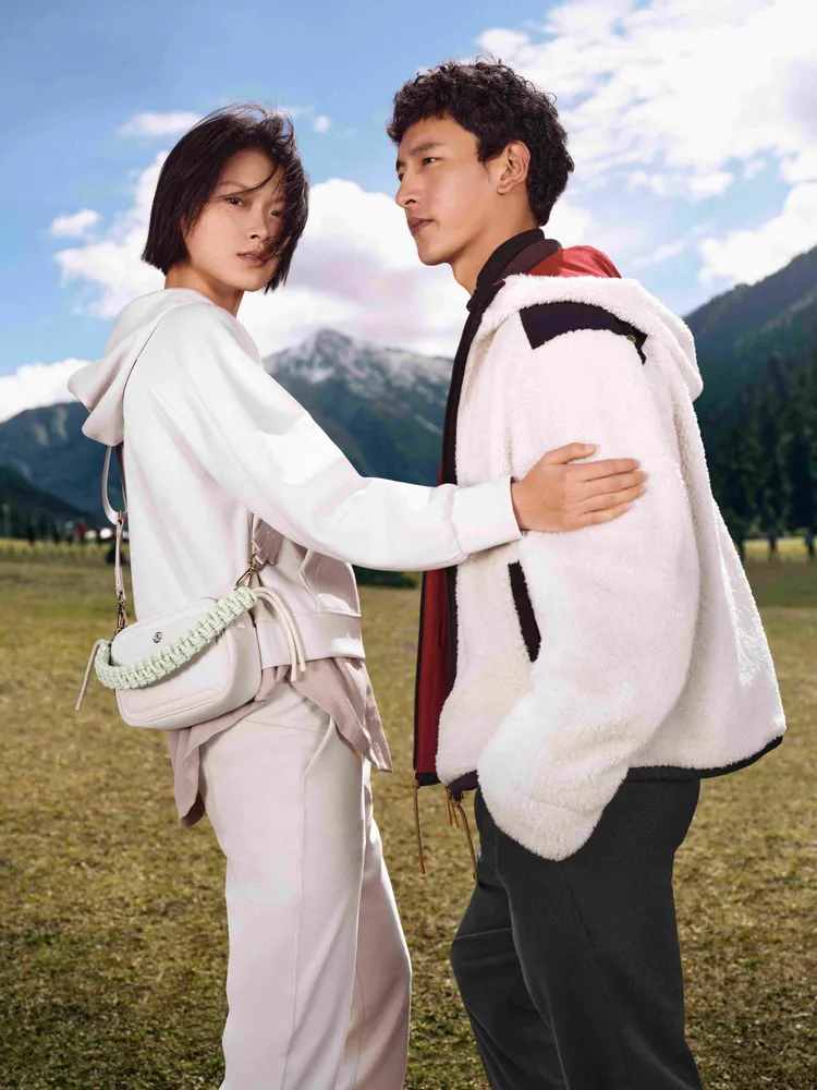 lululemon新春系列將傳統生肖圖案、古代花卉版畫藝術以現代設計呈現於經典單品中。品牌提供