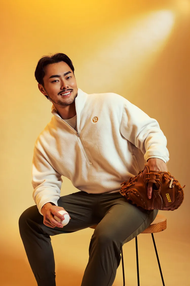 林家正穿著lululemon 2025新春限定系列寬版剪裁搖粒絨半拉鍊式上衣5480元、License to Train短袖T恤2280元、ABC運動褲4480元。品牌提供