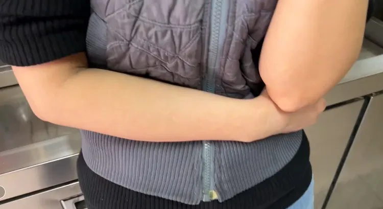 附近店家表示，豆乳雞店老闆疑似多灑了胡椒粉慘遭客人攻擊。民眾提供