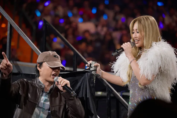 A-Lin（右）與蕭煌奇首度合唱《迷路在雲端》。圖／众悅娛樂提供