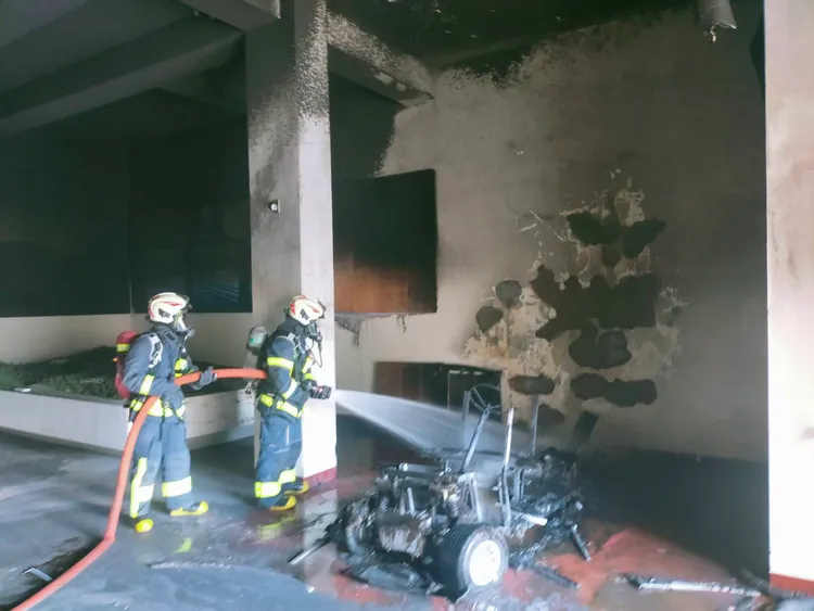 接待中心B1的高爾夫球車起火燃燒，導致濃煙竄上1樓，2員工爬上頂樓逃生，消防隊員到場撲滅火勢。翻攝畫面