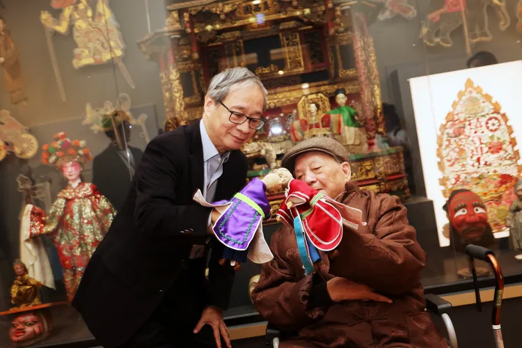 文化部長李遠（左）即興與國家文藝獎得主布袋戲藝師許王（右）現場來一段戲偶演出。文化部提供