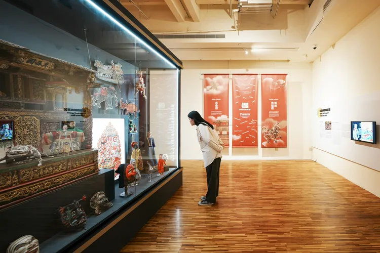 展區入口34件來自世界各地的戲偶精選，櫃中的「真西園戲台」最為吸睛。文化部提供