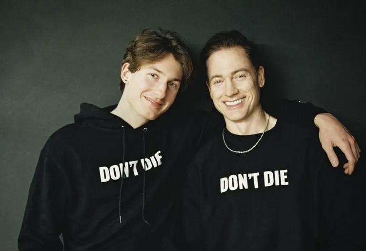 強生與兒子看起來如同兄弟。翻攝自強生IG