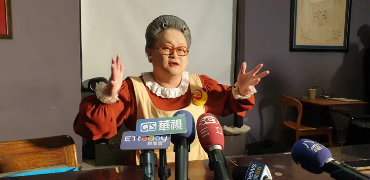 「水果奶奶」趙自強今天回應公視遭刪23億預算風波。張瑞振攝