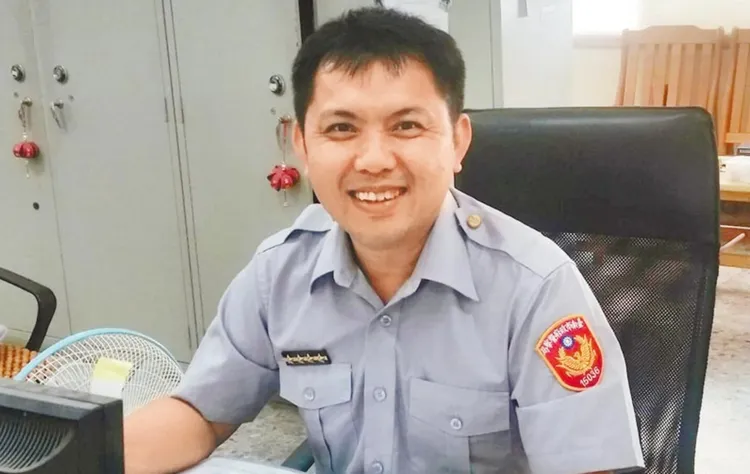 鄭嘉德2016年時當選全國好人好事「八德獎」，是南市首位獲此榮譽的「波麗士」。