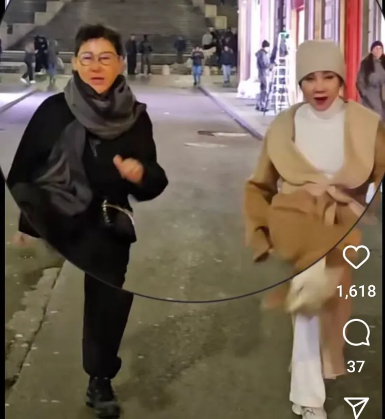 藍心湄（左）每到一個景點就幫陳美鳳複習舞步。翻攝自陳美鳳IG