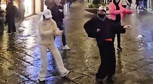 兩女星羅馬街頭狂舞全被拍 竟是綜藝大姐大