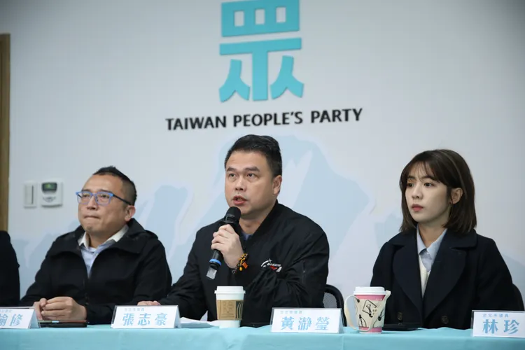 民眾黨「111釘孤枝！萬人捍衛司法正義」行前記者會 台北市議員黃瀞瑩(右起)、張志豪、秘書長周榆修。彭欣偉攝