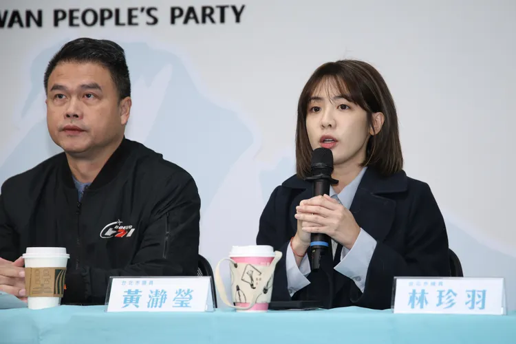 民眾黨「111釘孤枝！萬人捍衛司法正義」行前記者會 台北市議員黃瀞瑩(右)、張志豪。彭欣偉攝