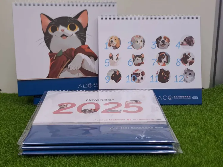 1月22日起到動物之家即可獲得可愛桌曆。北市動保處提供