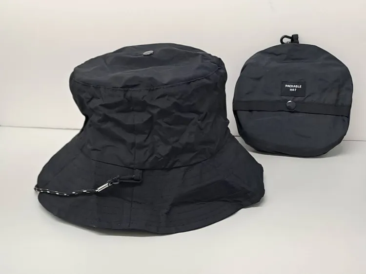 成功認養毛孩即可獲得收納方便的漁夫帽。北市動保處提供