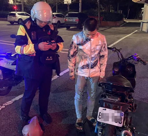 桃警攜手環保局聯合稽查 元旦告發全國首張「機車改裝排氣管」新制罰單