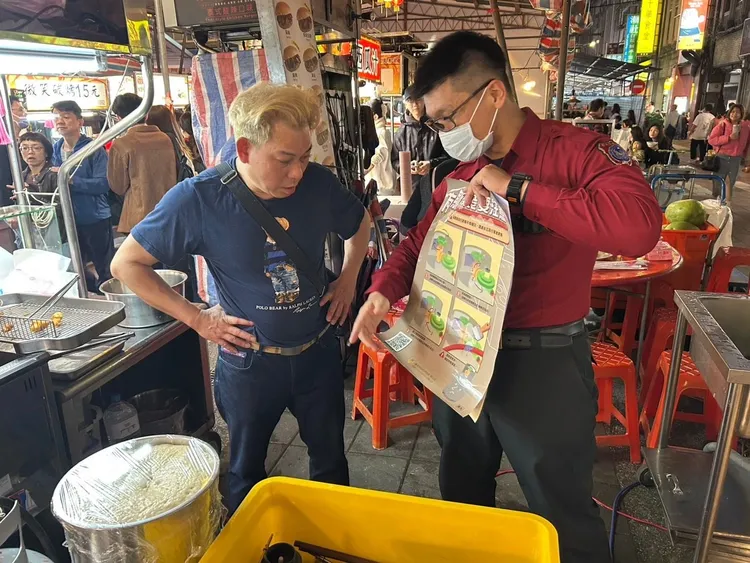 消防人員對攤商進行宣導。消防局提供