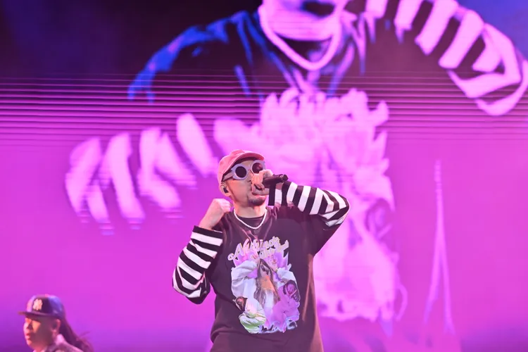 金曲歌王MC HotDog熱狗讓跨年現場成全台最大戶外夜店。臺東縣政府提供