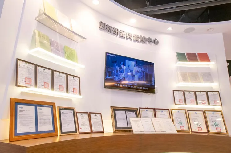 國產建材集團因應趨勢與市場需求，積極進行先進研發，2025年攜手科技大廠合作投入低碳研發計畫，持續墊高營運獲利優勢。國產建材提供